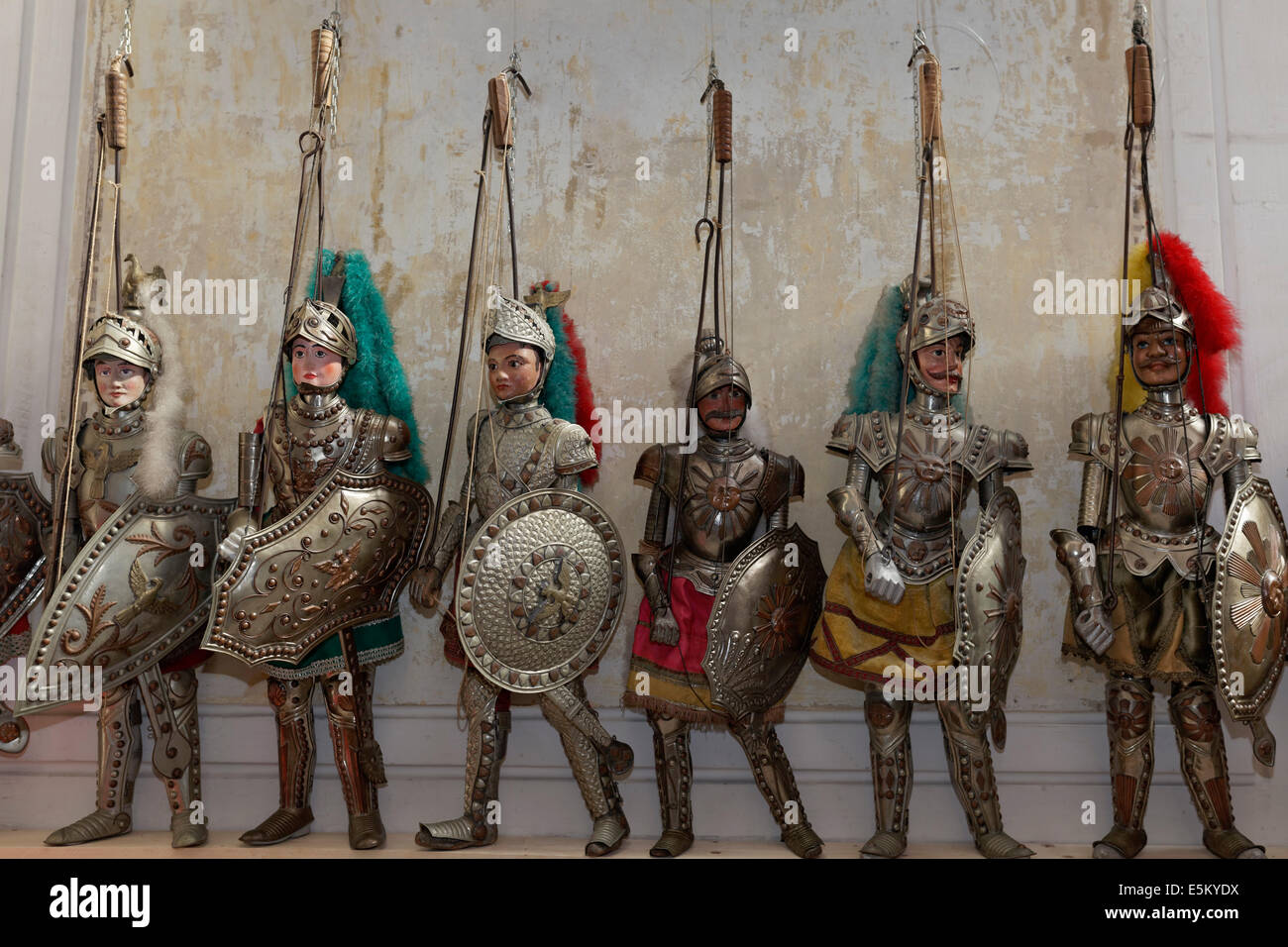 Marionette vestite di cavalieri' armatura, teatro dei pupi Opera dei Pupi Siciliani o Teatro dei Pupi e Museo Internazionale delle Foto Stock