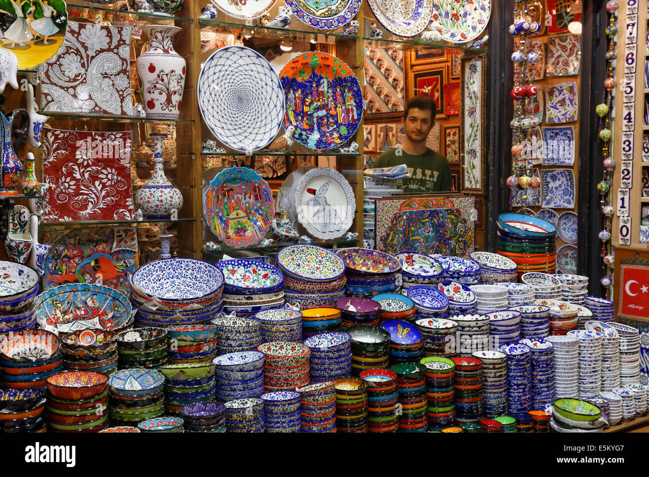 Il concessionario in ceramica, Grand Bazaar o Kapalı Çarşı, Beyazit, Istanbul, parte europea, Turchia Foto Stock