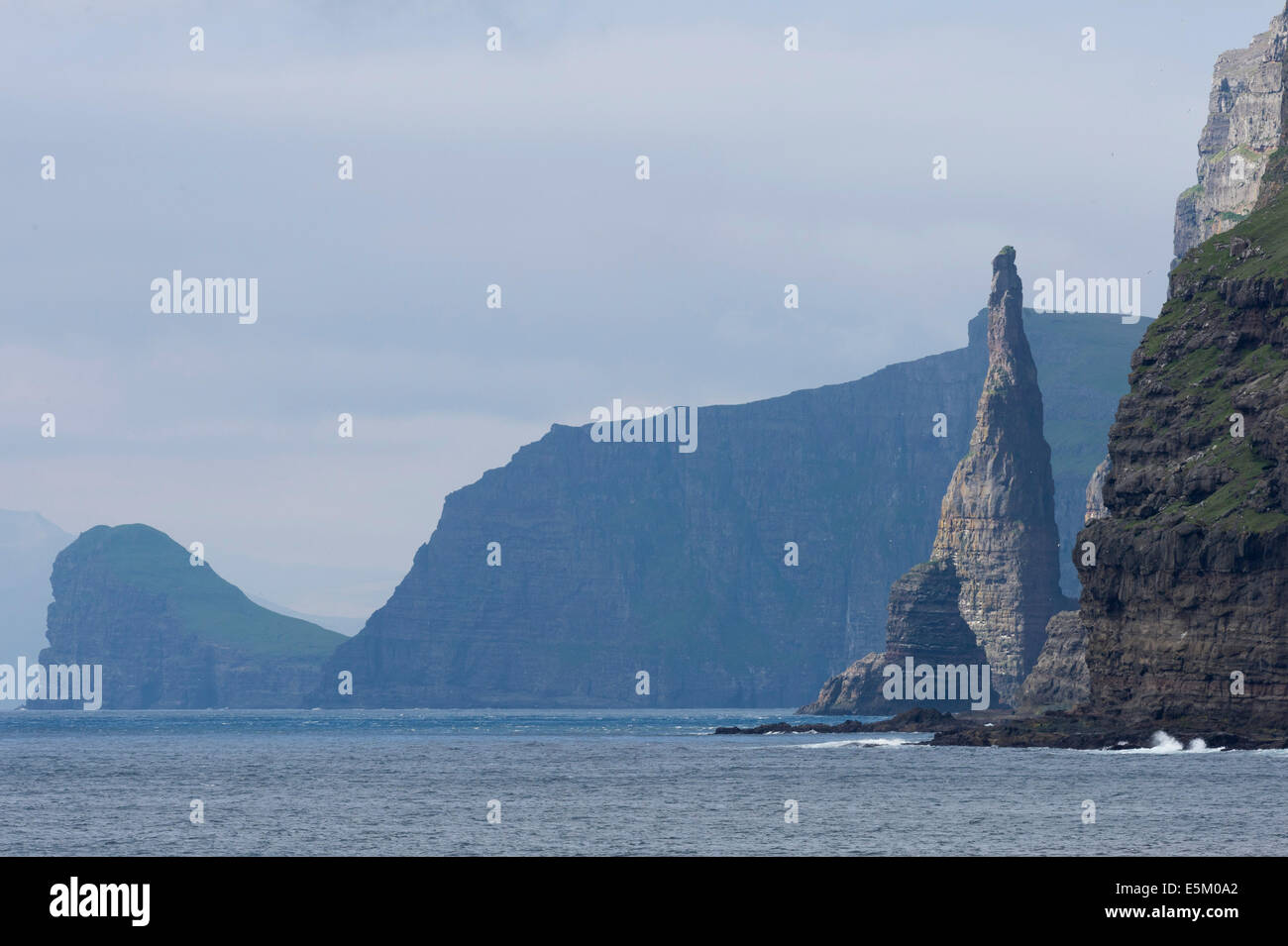 Pinnacolo di roccia, costa ovest di Sandoy, Isole Faerøer, Danimarca Foto Stock