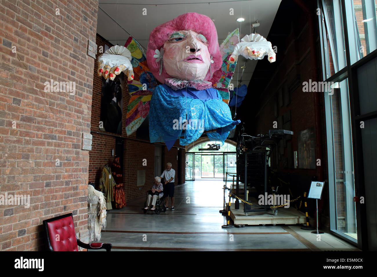 Grande fantoccio all'interno del teatro di RSC edificio, Stratford-upon-Avon, Regno Unito Foto Stock