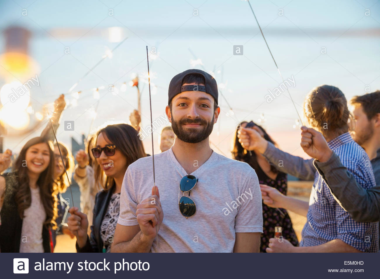 Ritratto di uomo sorridente con sparkler a parte Foto Stock