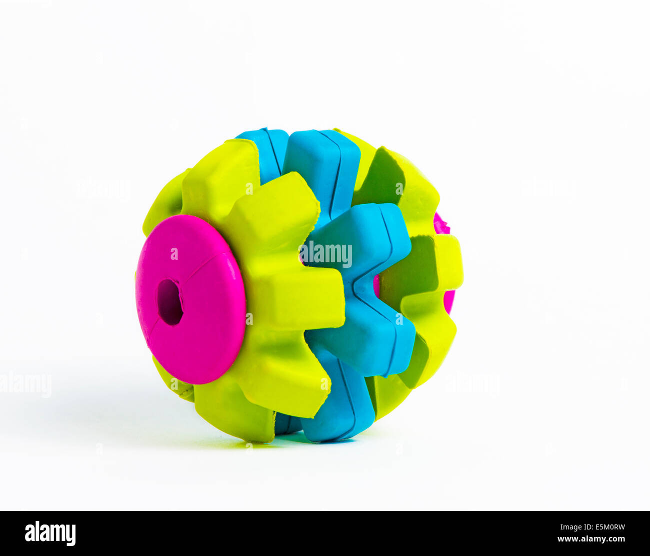 Dai colori intensi giocattolo di gomma isolati su sfondo bianco Foto Stock