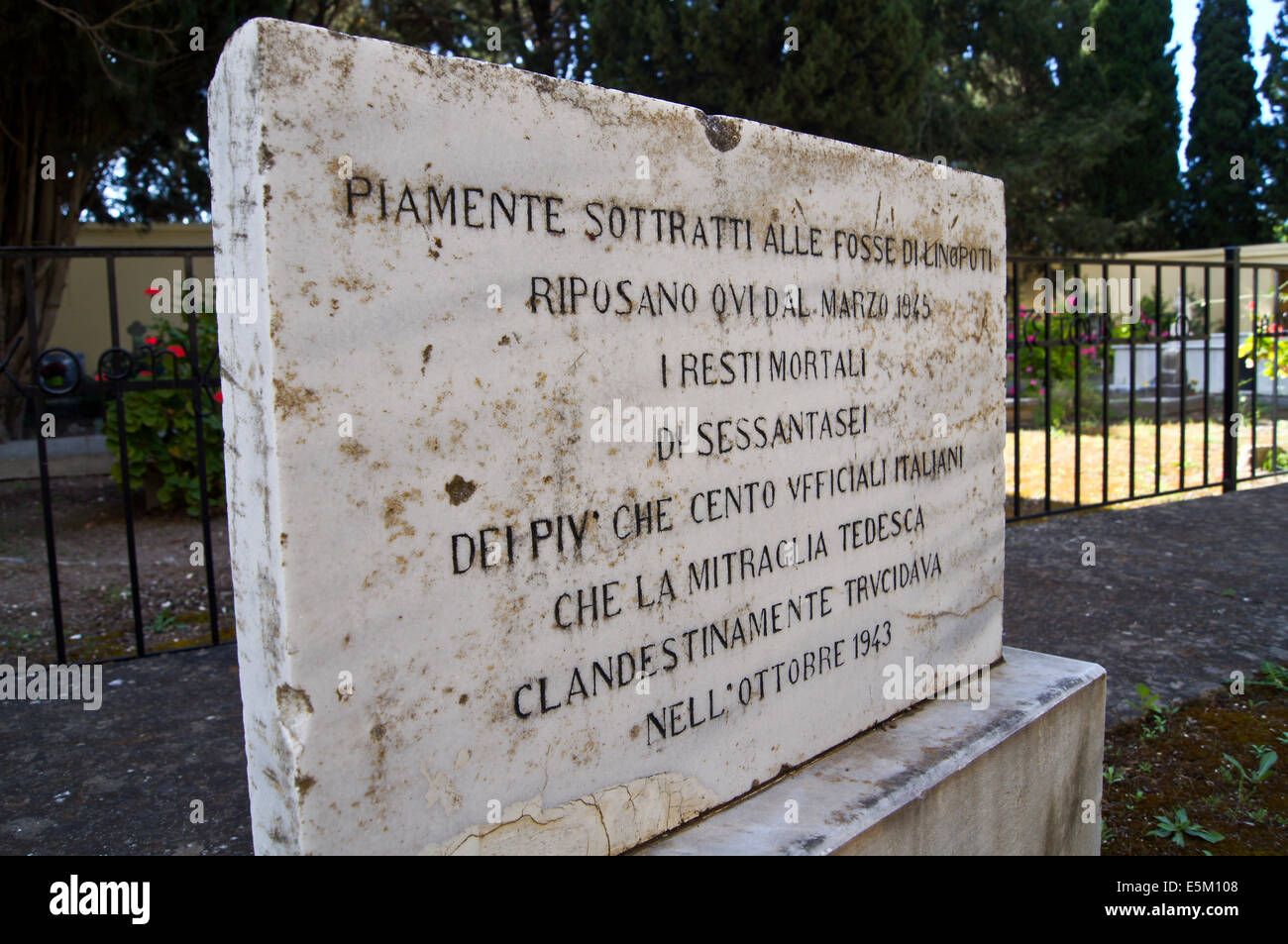 Memoriale al Linopoti massacro di soldati italiani dalle forze armate tedesche, 1943, cimitero cattolico, Kos, Grecia Foto Stock