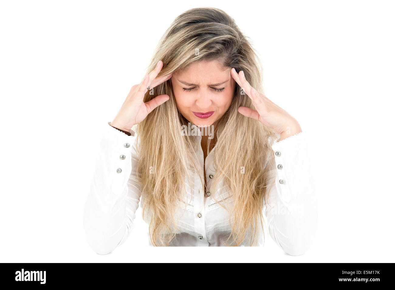 Bella giovane donna con mal di testa isolato in bianco Foto Stock