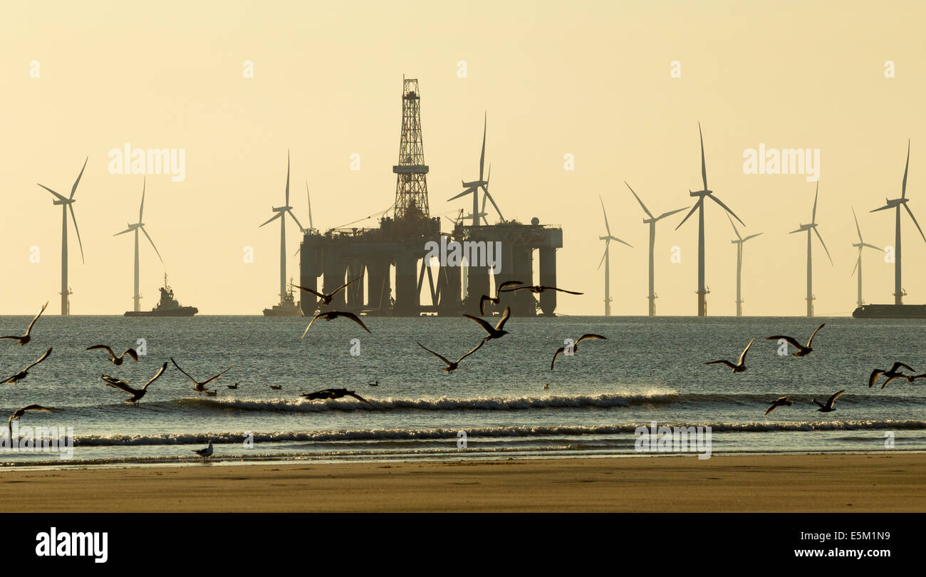 Il petrolio, la macchina per il gas è stata trainata oltre la Teesside Offshore Wind Farm a Redcar sulla strada verso il cantiere di Aable UK vicino a Hartlepool. REGNO UNITO Foto Stock