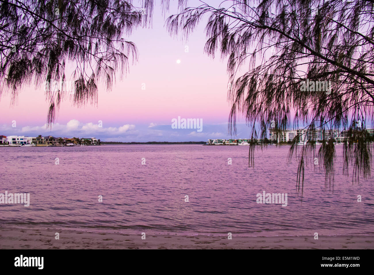 Guardando attraverso il Broadwater sulla Gold Coast in Australia al crepuscolo. Foto Stock