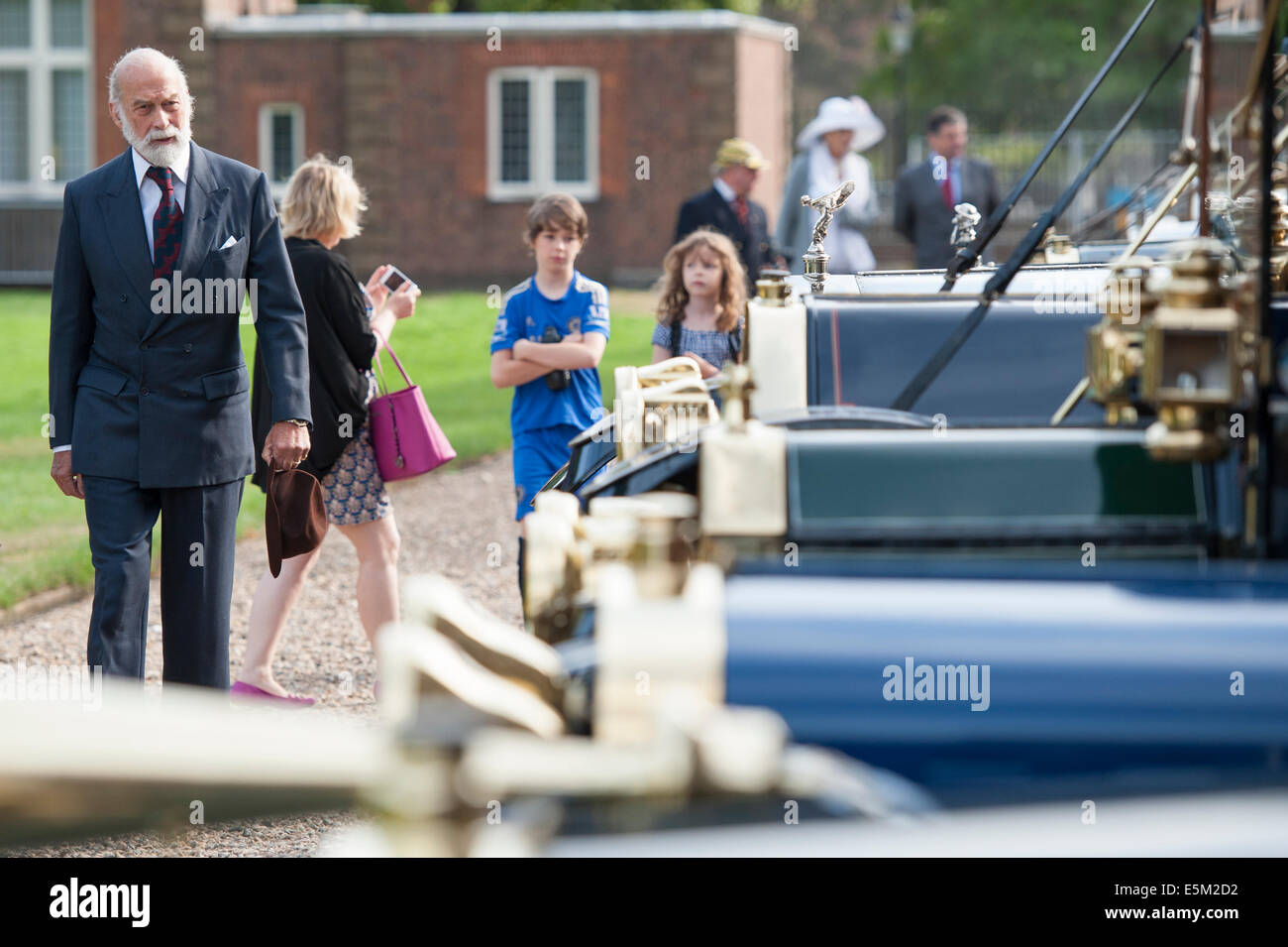 Royal Hospital Chelsea. Londra, Regno Unito. 4 agosto 2014. Chelsea pensionati si riuniranno presso il Royal Chelsea Hospital di Londra ovest per prendere parte a un Edwardian auto cavalcata attraverso il centro di Londra come parte dell'anniversario di WW1. Il principe Michael di Kent ispeziona la lineup di Edwardian auto presso il Royal Hospital Chelsea. Credito: Lee Thomas/Alamy Live News Foto Stock