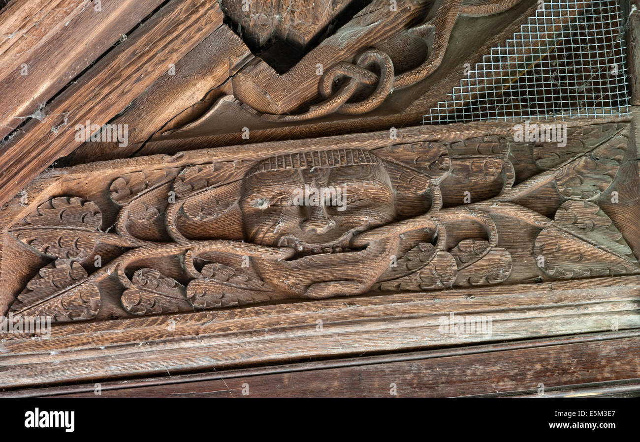 Cattedrale di Hereford, Regno Unito. Un medievale scultura in legno di un uomo di colore verde nel tetto del 15c San Giovanni a piedi Foto Stock