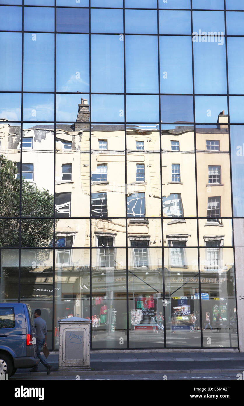 Gli edifici si riflette sulla Westmoreland Street a Dublino Foto Stock