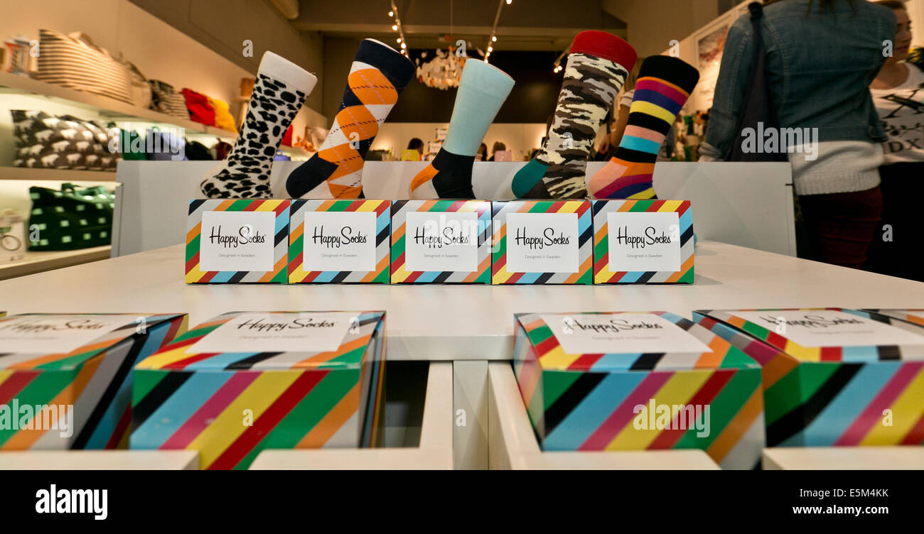 Felice calze in vendita nel negozio di abbigliamento Foto stock - Alamy