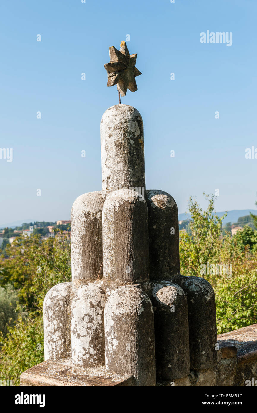 Vicobello, Siena, Toscana, Italia. Il " stampo per gelatine' cresta del Chigi, sei 'mountains' in riferimento alla famiglia industria mineraria Foto Stock