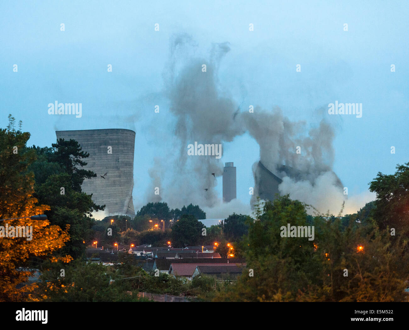 Didcot una centrale elettrica, Oxfordshire, Regno Unito. La demolizione delle famose torri di raffreddamento la mattina del 27 luglio 2014 Foto Stock