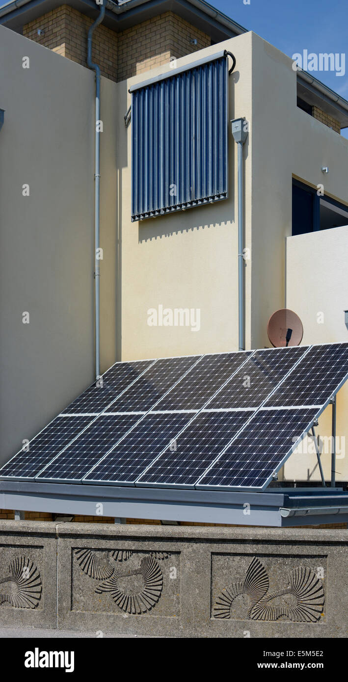 Pannelli solari per l'elettricità e per il riscaldamento dell'acqua sulla casa di Felpham, Bognor, West Sussex, in Inghilterra Foto Stock
