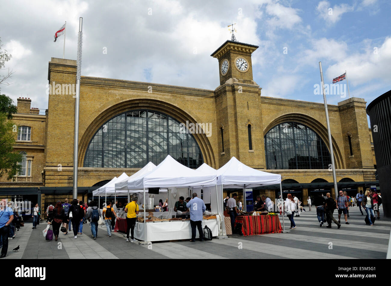 Kings Cross vero mercato alimentare, Kings Cross Station Square, Londra Inghilterra Gran Bretagna REGNO UNITO Foto Stock