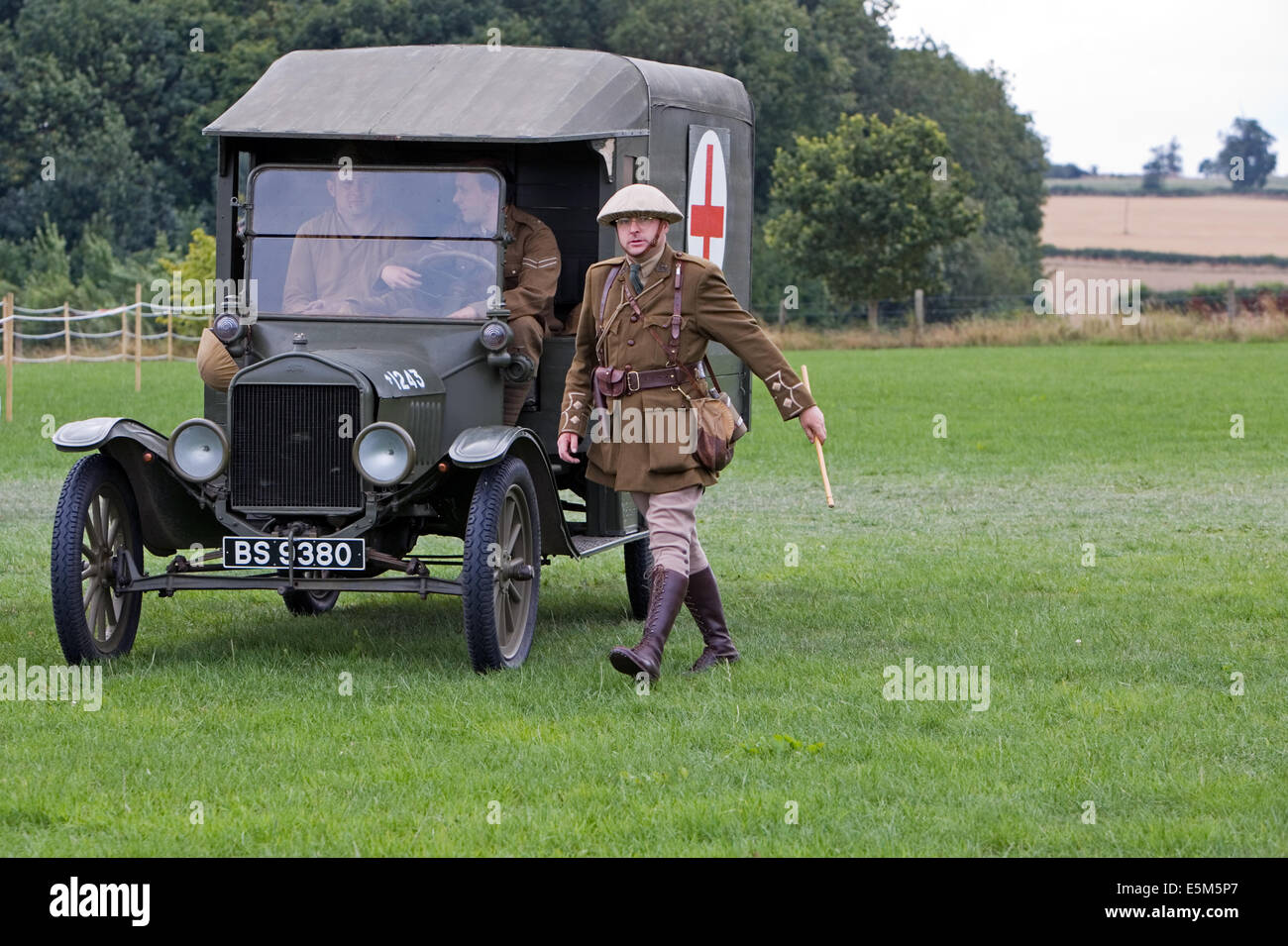 Ford 1916 Modello T ambulanza campo utilizzato nella prima guerra mondiale da Allied Expeditionary forze con tenente in Brodie casco a piedi Foto Stock