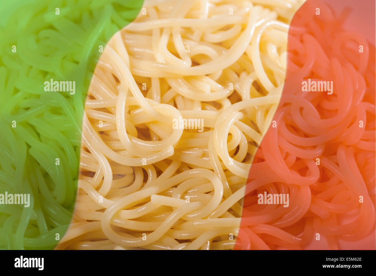 Spaghetti con bandiera italiana Foto Stock