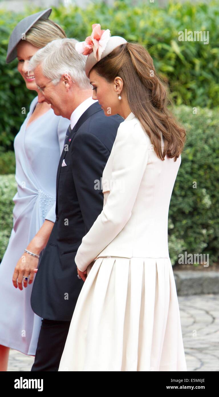 Liegi, Belgio. 04 Ago, 2014. La Gran Bretagna è Caterina, duchessa di Cambridge (R), è accolto con favore dal re Filippo del Belgio (C) e Regina Mathilde del Belgio come egli arriva all Abbazia di San Lorenzo a partecipare alla commemorazione per il centesimo anniversario dello scoppio della Prima Guerra Mondiale, a Liegi, Belgio, 04 agosto 2014. Foto: RPE/Albert Philip van der Werf// - ATTENZIONE! Nessun filo SERVICE -/dpa/Alamy Live News Foto Stock