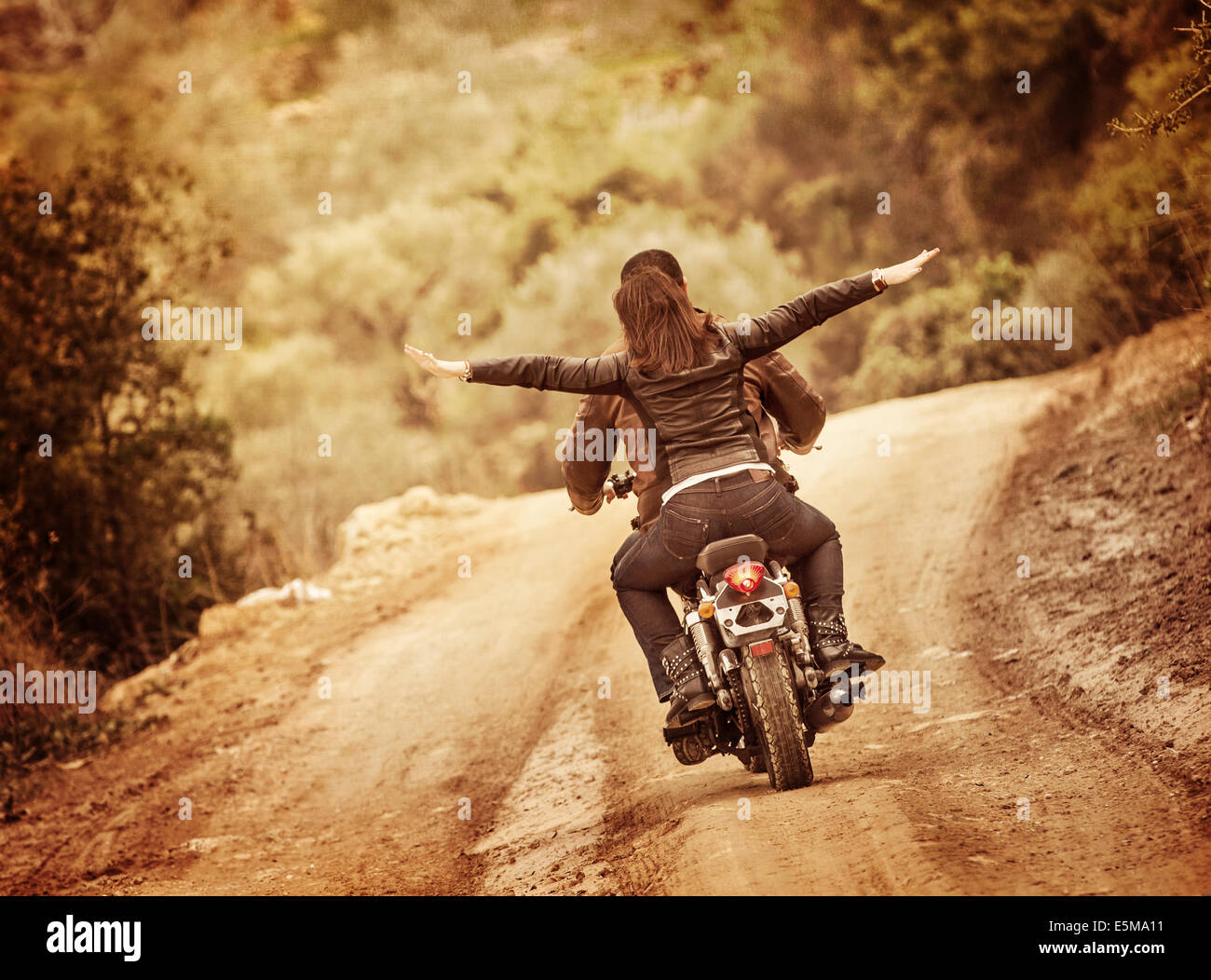 Famiglia sportiva viaggiare in moto, equitazione sulla motocicletta con sollevato in alto le mani, le persone attive, sport estremi, il concetto di libertà Foto Stock