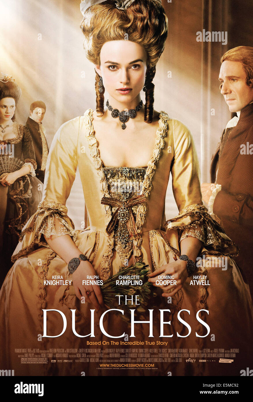La duchessa, da sinistra: Hayley Atwell e Dominic Cooper, Keira Knightley come Georgiana, la Duchessa di Devonshire, Ralph Fiennes, Foto Stock