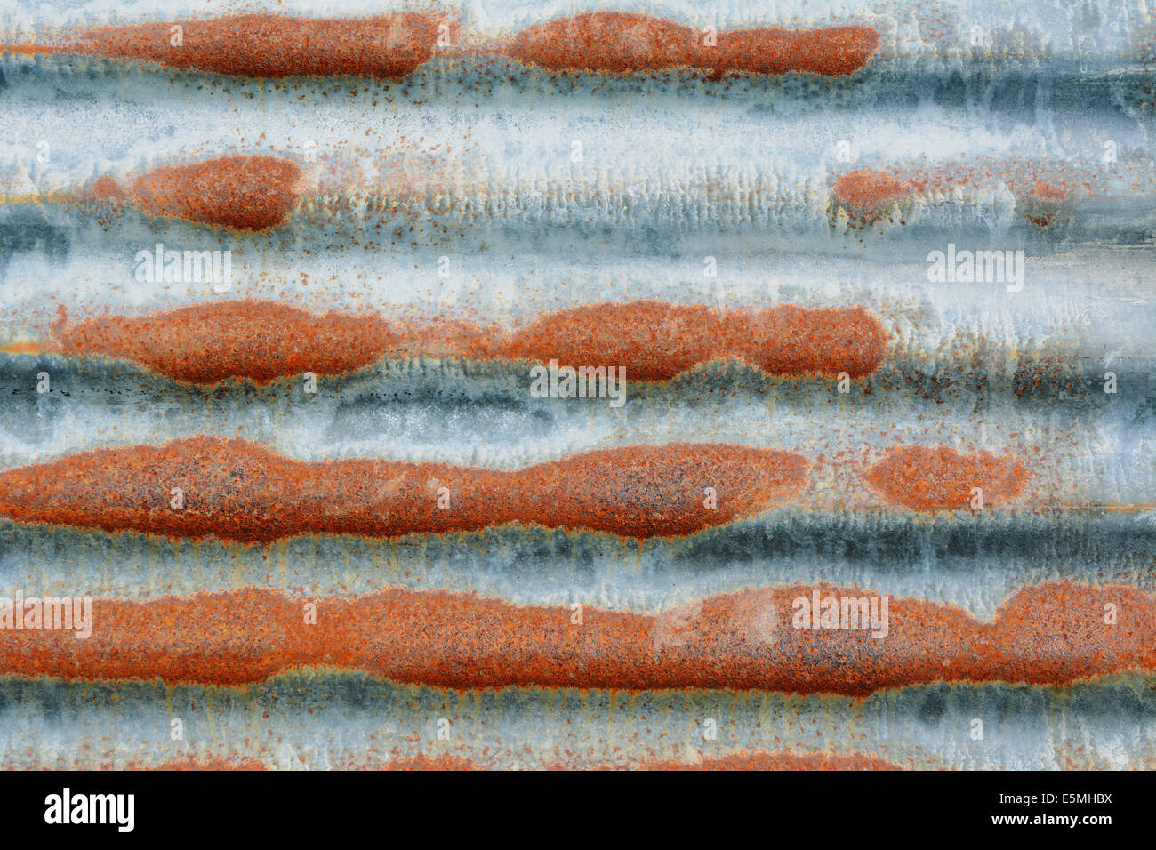 Rusty ferro corrugato foglio come astratta orizzontale texture di sfondo Foto Stock