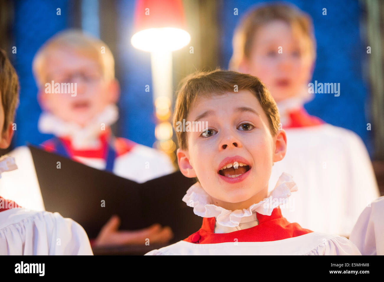 Abbazia di Westminster.Pic mostra coro ragazzi da Westminster Abbey ripassando davanti delle manifestazioni natalizie Foto Stock