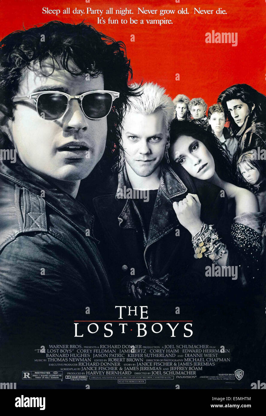 I RAGAZZI PERSI, foreground l-r: Jason Patric, Kiefer Sutherland Jami Gertz, posteriore l-r: Brooke McCarter, Alex Winter, Corey Haim, Foto Stock