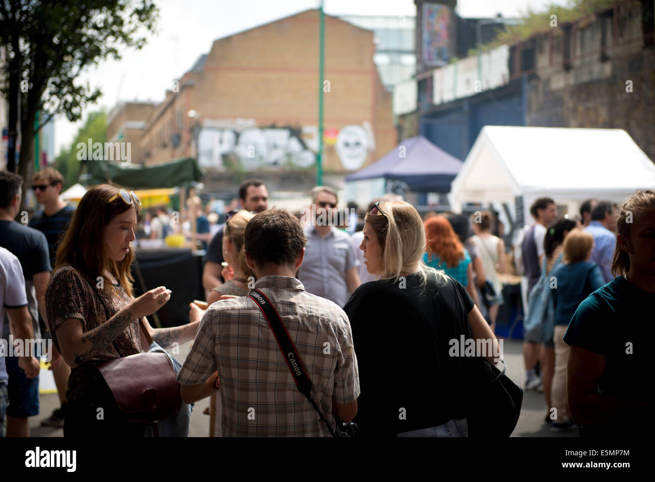 Un gruppo di persone tra la folla sui Brick Lane, East London, Regno Unito 2014 Foto Stock
