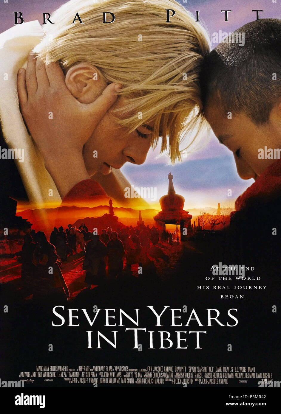 Sette Anni in Tibet, noi Poster, da sinistra: Brad Pitt, Jamyang Jamtsho Wangchuk, 1997. © Sony Pictures/cortesia Everett Foto Stock
