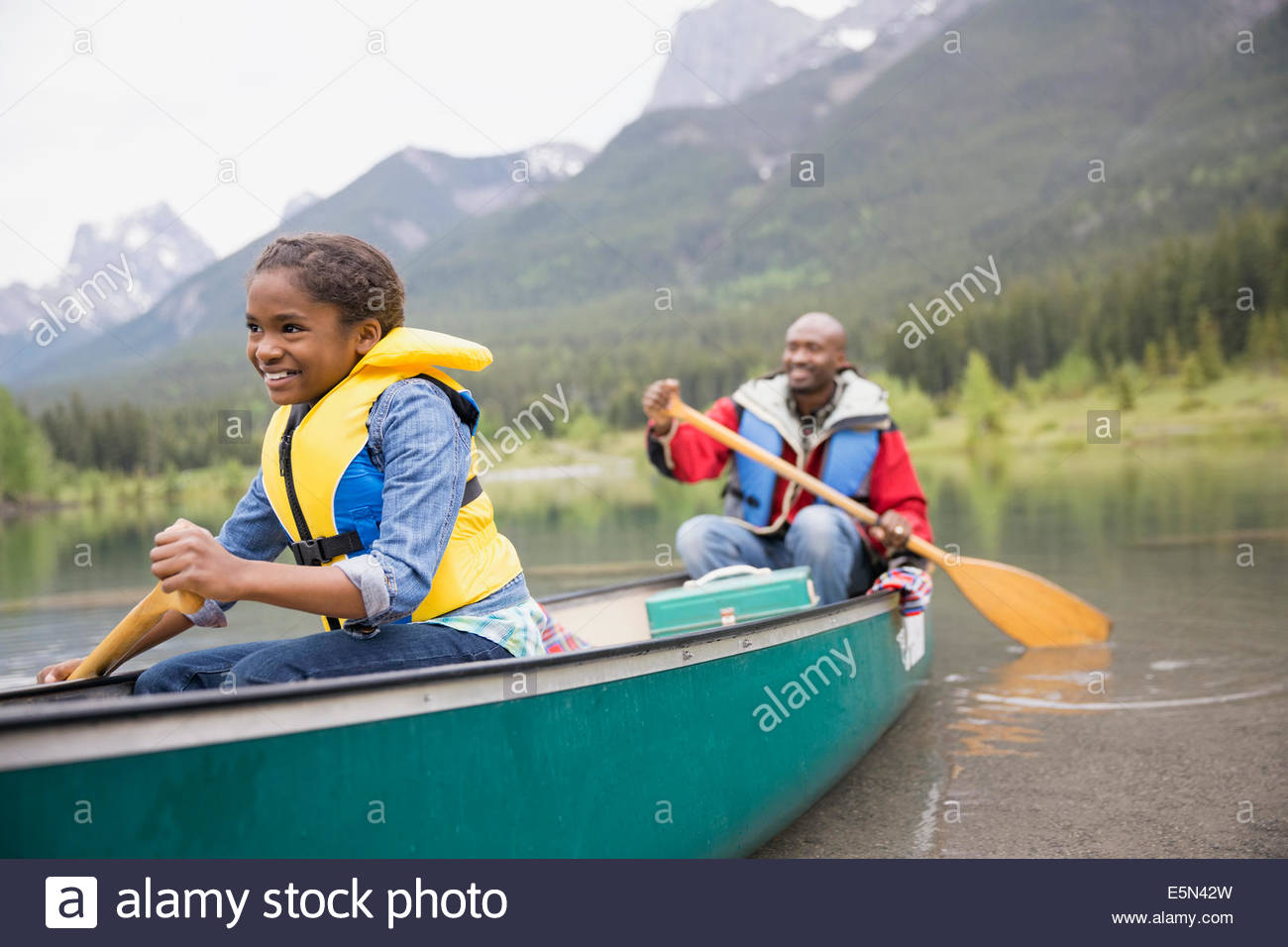 Padre e figlia canottaggio nel lago Foto Stock