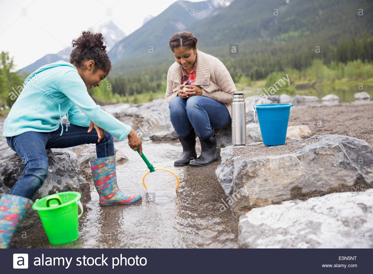 Madre e figlia di pesca in corrente Foto Stock