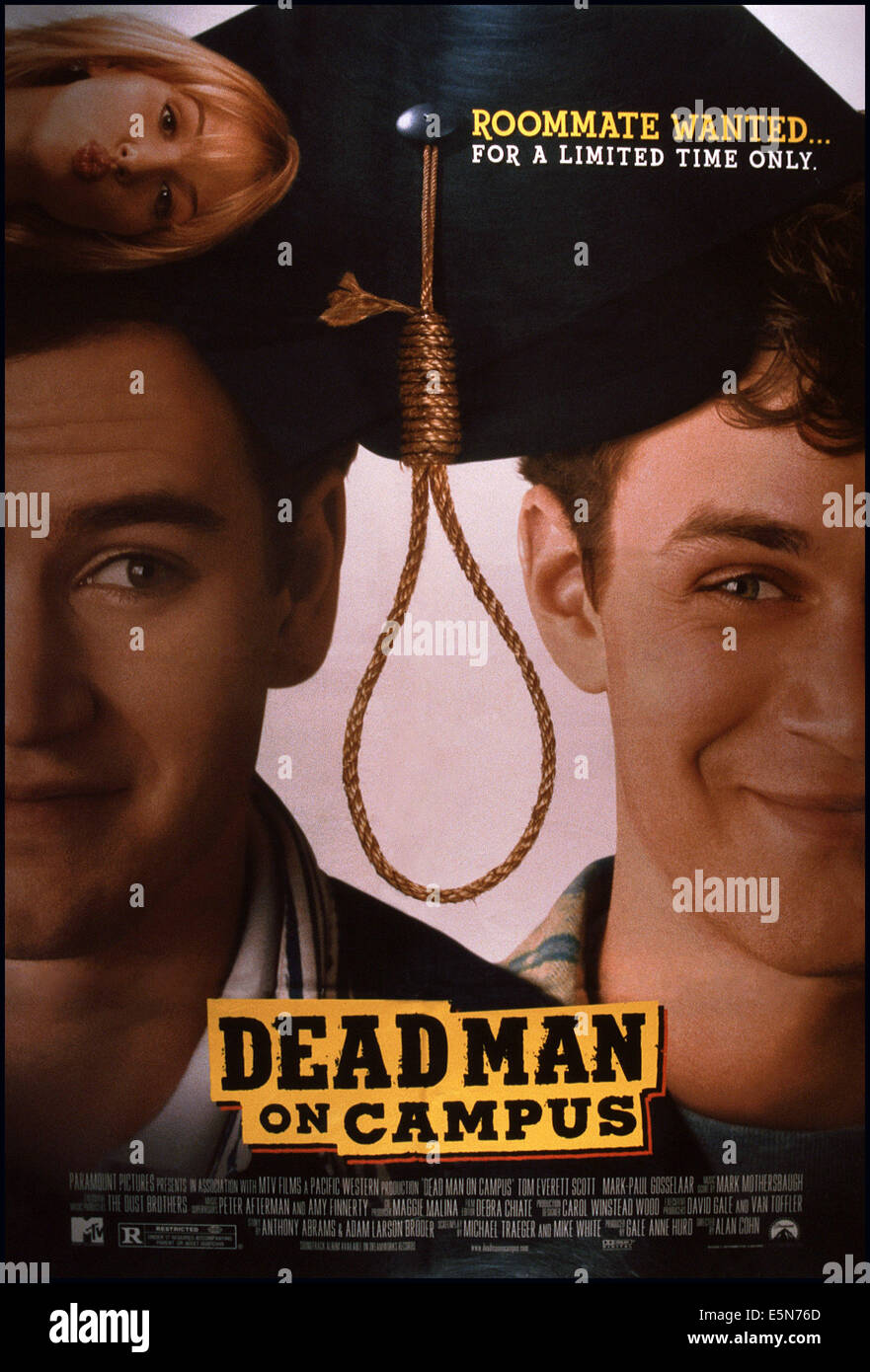 DEAD MAN ON CAMPUS da sinistra: Poppy Montgomery (superiore), Mark-Paul Gosselaar, Tom Everett Scott, 1998 © Paramount/cortesia Foto Stock