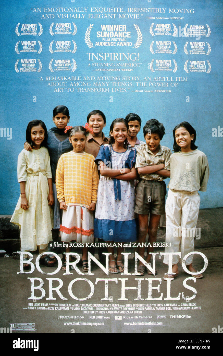 Nato nei bordelli: CALCUTTA LA LUCE ROSSA KIDS, U.S. poster, 2004.  ©ThinkFilm/cortesia Everett Collection Foto stock - Alamy