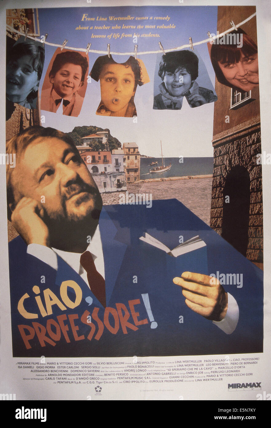 CIAO PROFESSORE!, (aka io speriamo che me la cavo), Paolo Villaggio  (fondo), 1992, © Miramax/cortesia Everett Collection Foto stock - Alamy