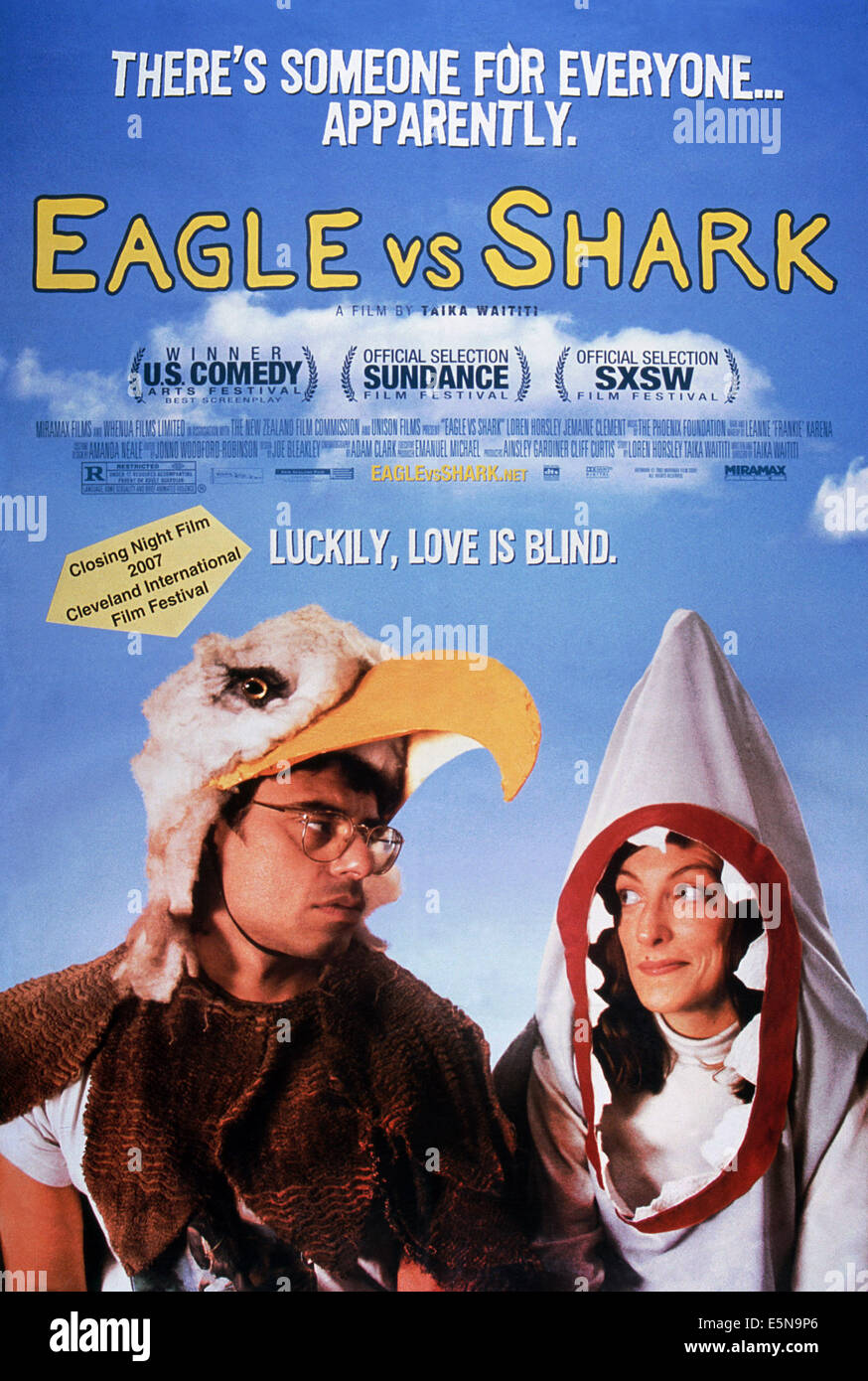 EAGLE VS SHARK, poster, da sinistra: Jemaine Clement, Loren Horsley, 2006. ©Miramax/cortesia Everett Collection Foto Stock