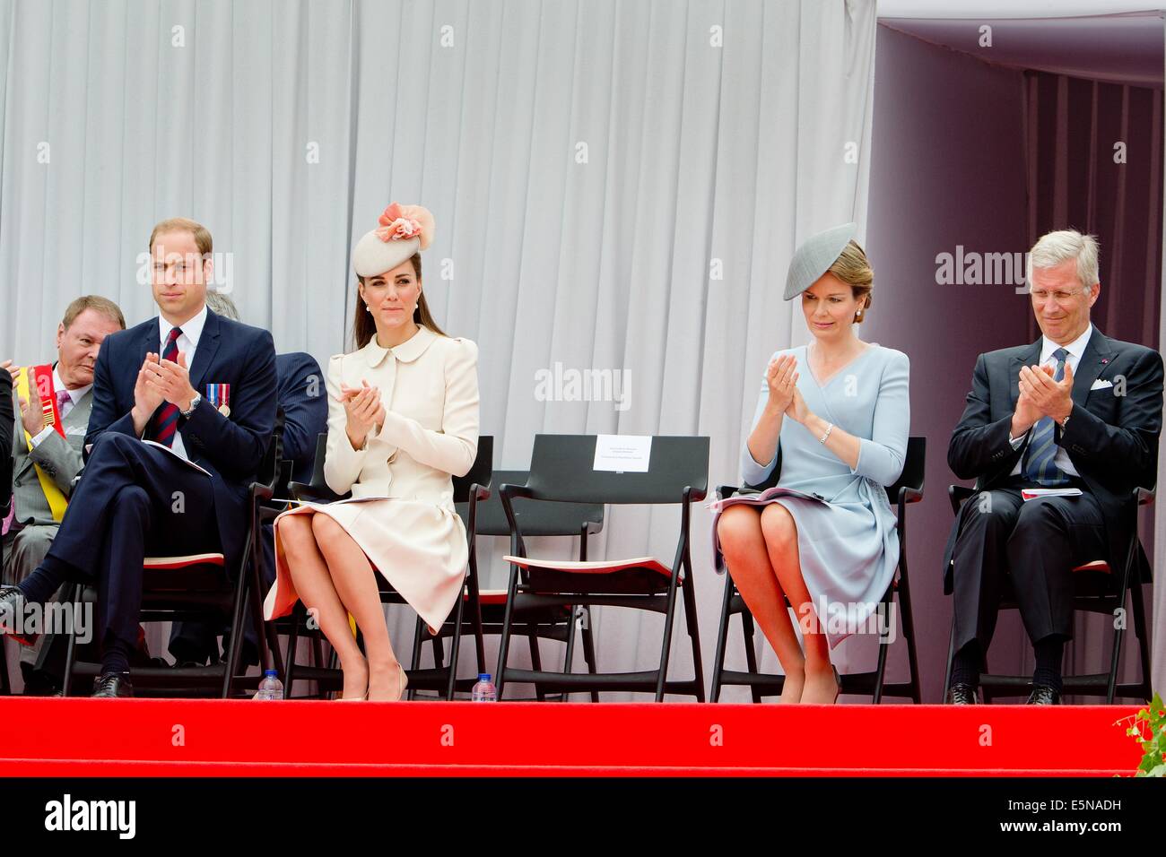 Liegi, Belgio. 04 Ago, 2014. La Gran Bretagna è il principe William Duca di Cambridge (L-R), Catherine, duchessa di Cambridge, Regina Mathilde e Re Philippe del Belgio partecipare ad una cerimonia di commemorazione per il centesimo anniversario dello scoppio della Prima Guerra Mondiale, presso gli alleati' Memorial, in Cointe, vicino Liegi, Belgio, 04 agosto 2014. Foto: Patrick van Katwijk/PAESI BASSI E LA FRANCIA - NESSUN SERVIZIO DI FILO-/dpa/Alamy Live News Foto Stock