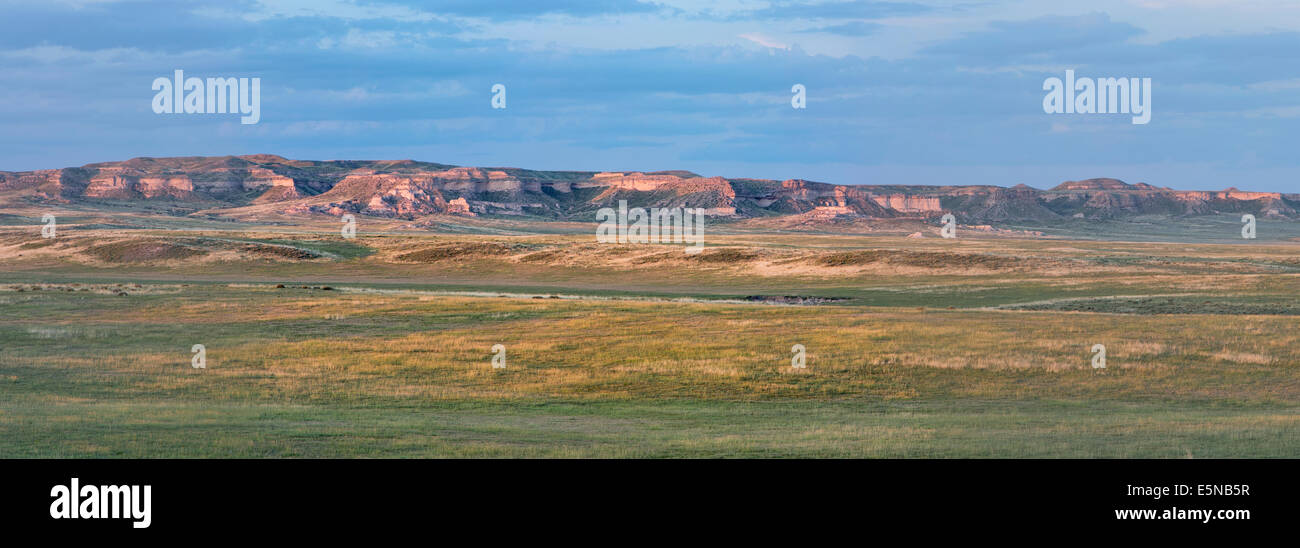 Nazionale Pawnee pascoli nel nord del Colorado - Una vista panoramica di erba corta prairie e Chalk Bluff cliff nella luce del tramonto Foto Stock