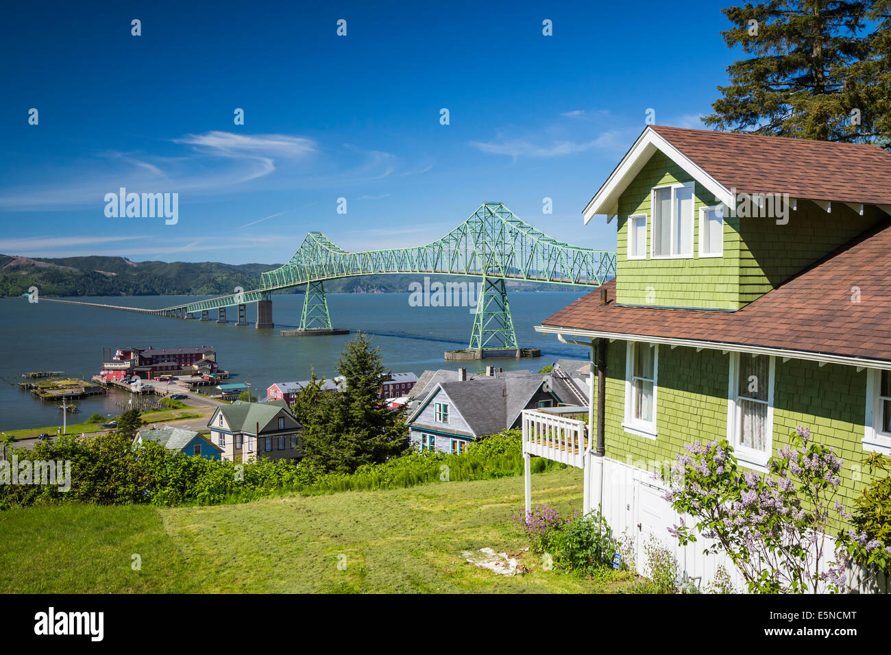 Vedute dell'Astoria-Megler Bridge da Coxcomb Hill in Astoria, Oregon, Stati Uniti d'America. Foto Stock