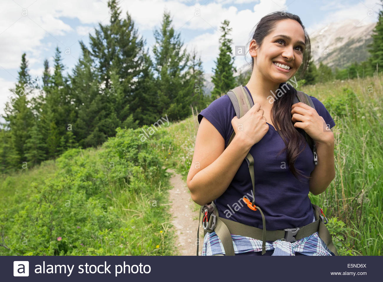 Donna sorridente sul sentiero escursionistico Foto Stock