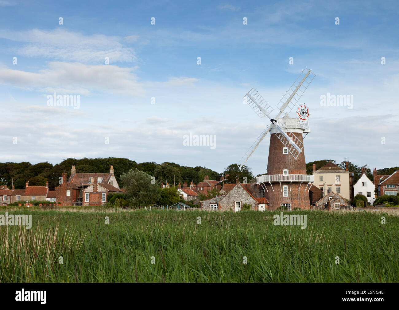 Cley Windmill sulla Costa North Norfolk in una serata estiva in Inghilterra Foto Stock