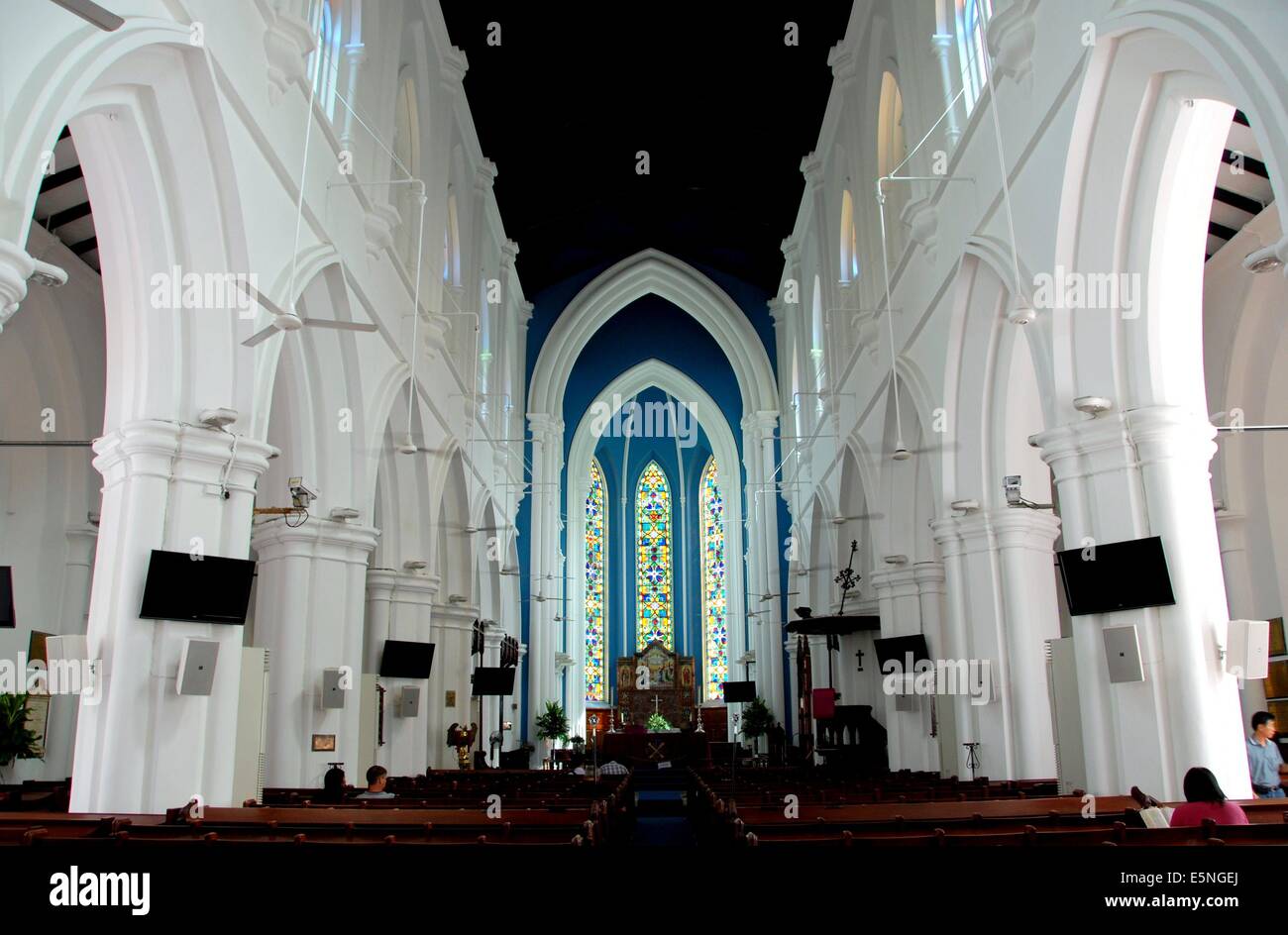 SINGAPORE: Il bello interno guardando in giù la navata di 1856-1862 Sant'Andrea Cattedrale episcopale Foto Stock