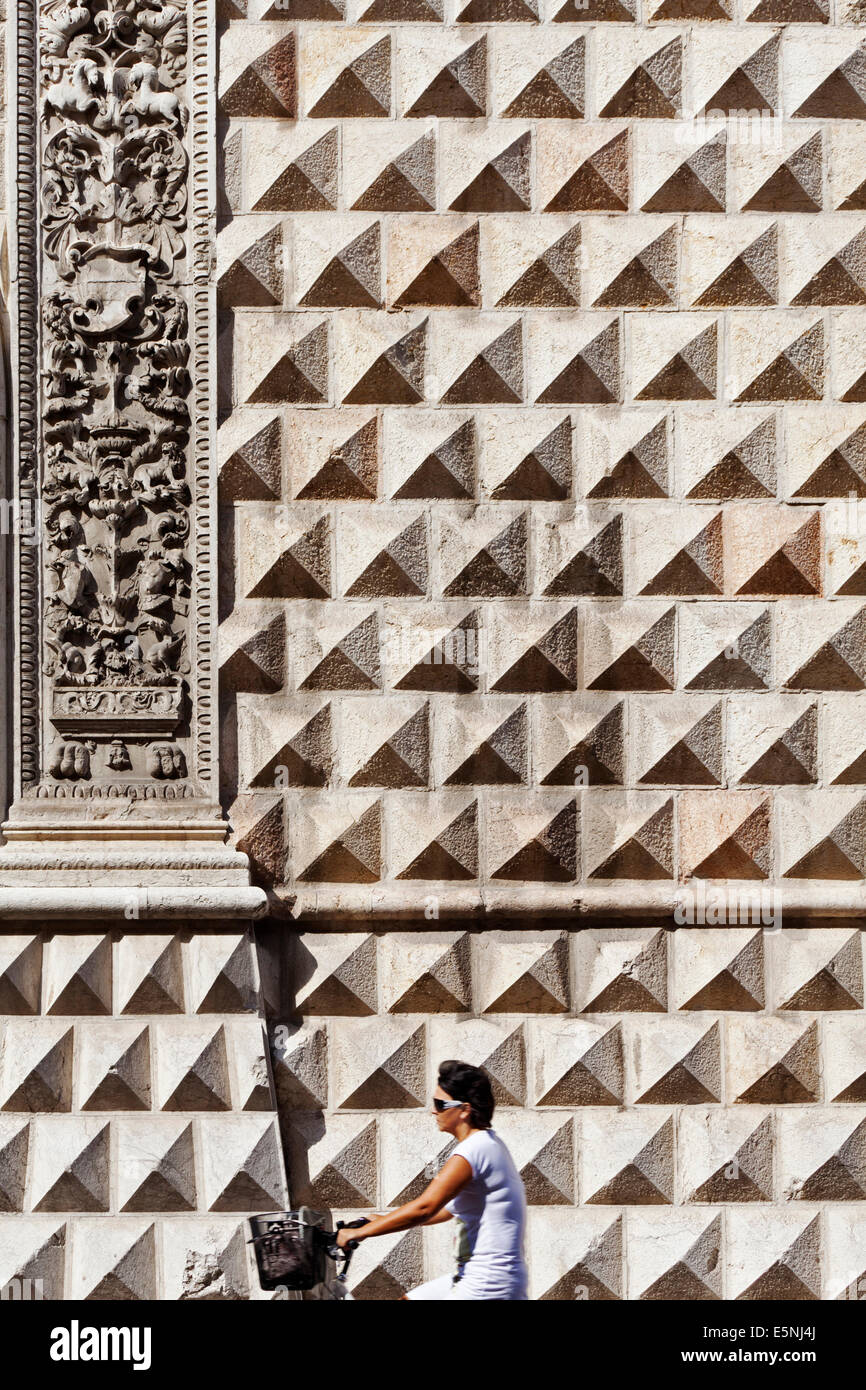 Un ciclista passa il Palazzo dei Diamanti di Ferrara Emilia Romagna Italia Costruito 1493 a 1503 Foto Stock