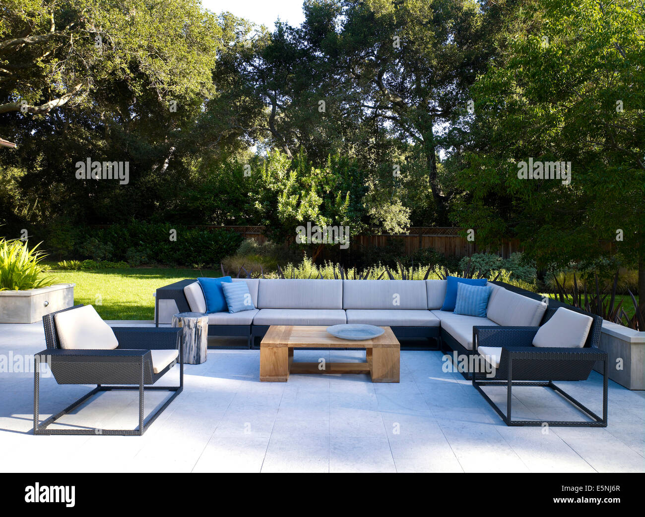 Mobili da terrazza nel giardino della casa di pietra, Atherton, California, Stati Uniti d'America. Foto Stock