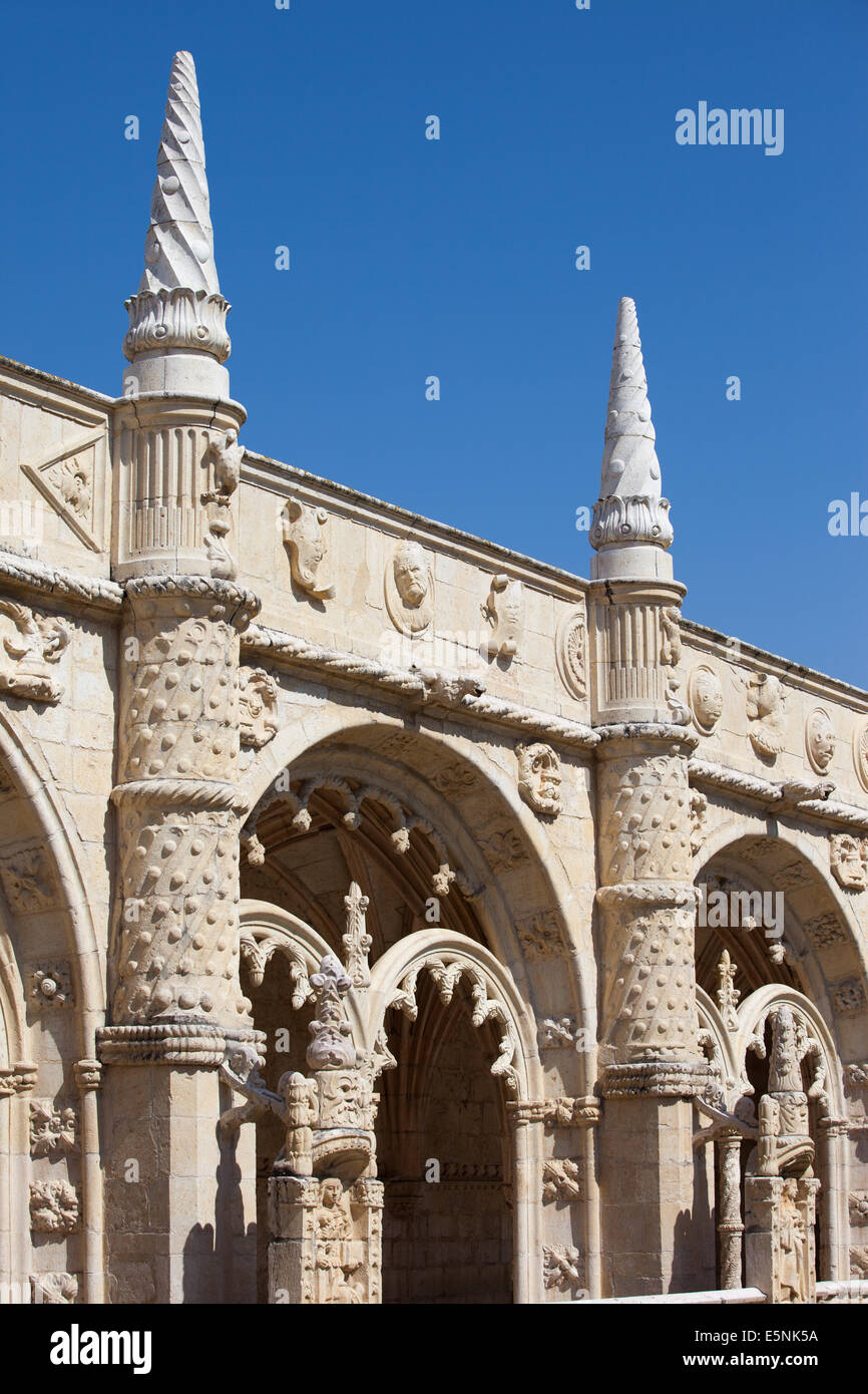Dettagli architettonici nel chiostro del Monastero di San Geronimo a Lisbona, Portogallo. Foto Stock