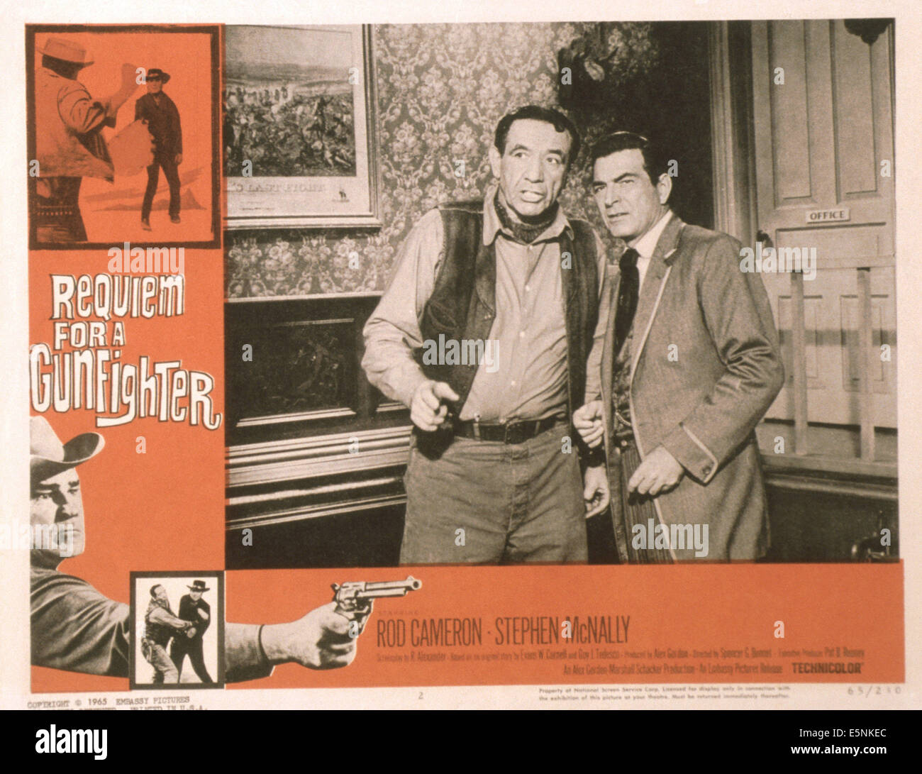REQUIEM PER UN GUNFIGHTER, noi lobbycard, asta Cameron (fondo) della pistola, centro da sinistra: Mike Mazurki, Stephen McNally, 1965 Foto Stock