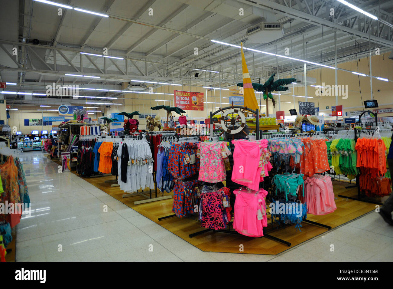 Gli amanti dello shopping a Walmart Store in Acapulco, Messico Foto Stock