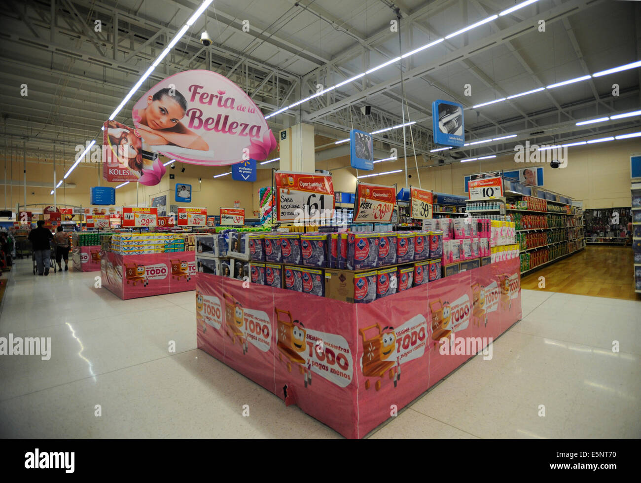 Gli amanti dello shopping a Walmart Store in Acapulco, Messico Foto Stock