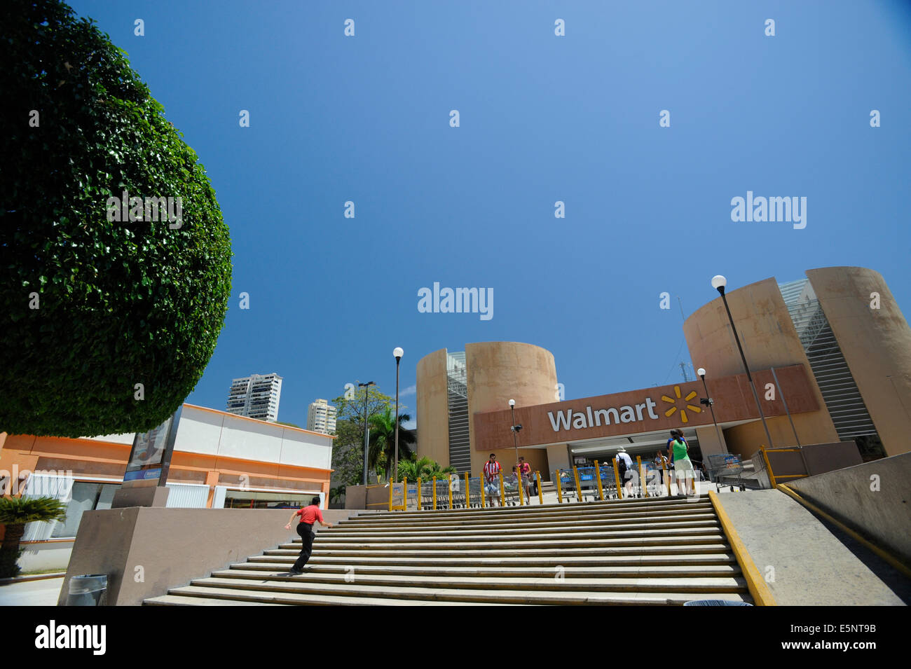 Gli amanti dello shopping a Walmart Store in Acapulco, Messico Foto Stock