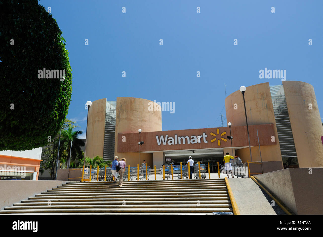 Gli amanti dello shopping a Walmart Store in Acapulco, Messico Foto Stock
