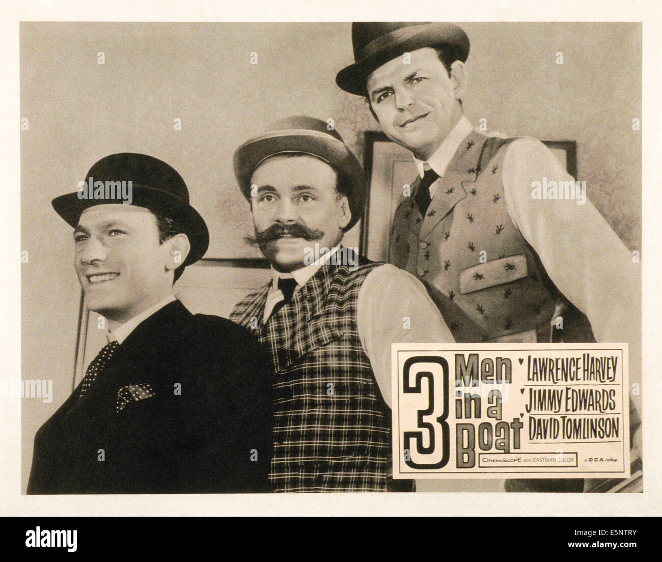 Tre uomini in una barca, noi lobbycard, da sinistra: Laurence Harvey, Jimmy Edwards, David Tomlinson, 1956 Foto Stock