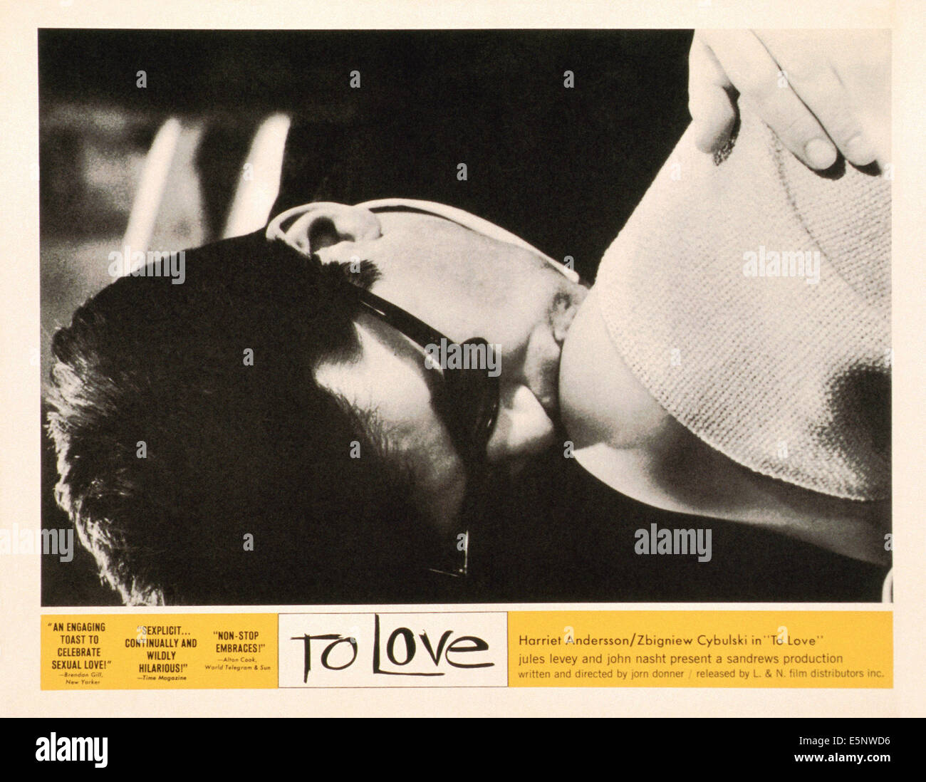 Per amore, (aka ATT ALSKA), US lobbycard, Zbigniew Cybulski (sinistra), 1964 Foto Stock